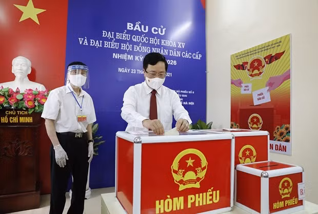 Действующие и бывшие высокопоставленные чиновники посетили избирательные участки в Ханое ảnh 3