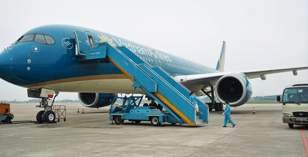 Vietnam Airlines предоставили бесплатный транспорт для медицинского персонала, направляющегося в Бакнинь и Бакжанг ảnh 1
