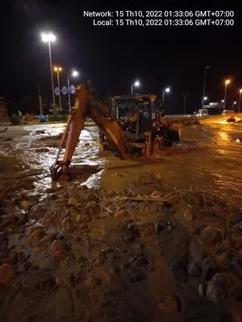 В Дананге крупномасштабное наводнение, за ночь спасли сотни людей - Опасность ливневых паводков в Куангчи ảnh 1