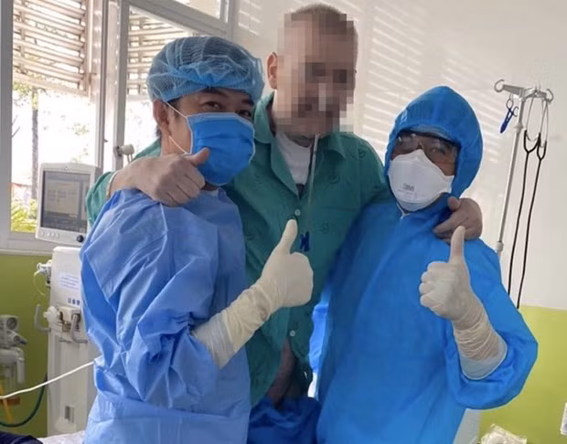 Британский пилот способен стоять, и он получает физиотерапию ảnh 1