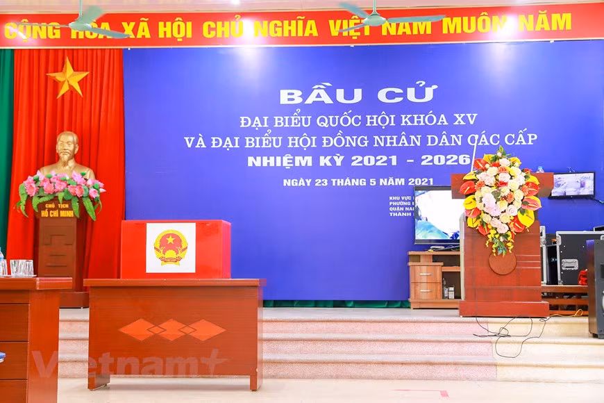 Улицы Ханоя ярко украшены флагами и цветами, чтобы приветствовать большой всенациональный праздник ảnh 24