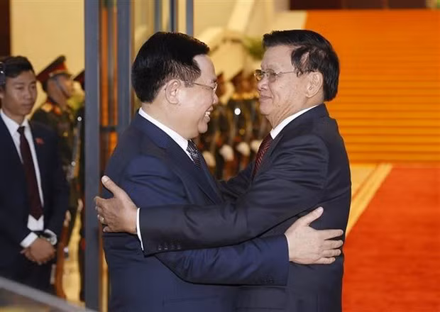 Председатель НС Выонг Динь Хюэ встретился с генеральным секретарем ЦК НРПЛ, президентом Лаоса ảnh 1