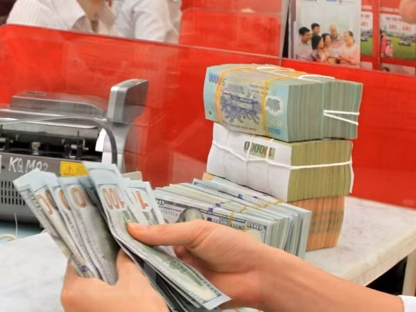 Курс обмена валют пересмотрен в сторону снижения на 9 донгов ảnh 1