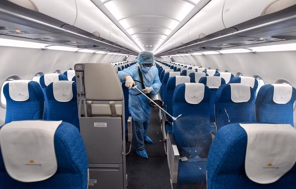 Vietnam Airlines продезинфицирует самолеты международных рейсов, следующих во Вьетнам ảnh 1 Vietnam Airlines продезинфицирует самолеты международных рейсов, следующих во Вьетнам ảnh 1