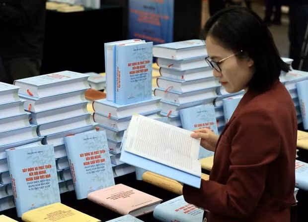 Книга генсека ЦК КПВ служит бесценным справочником ảnh 1