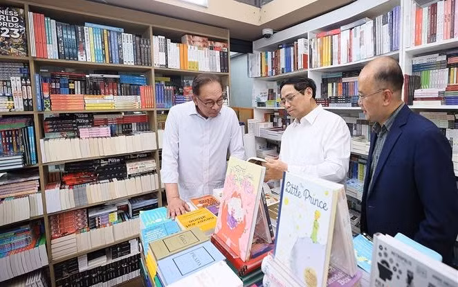 Премьеры Вьетнама и Малайзии вместе посетили книжную улицу и насладились вьетнамским кофе ảnh 1