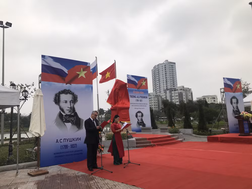 Установлен памятник А.С. Пушкину в Ханое ảnh 2