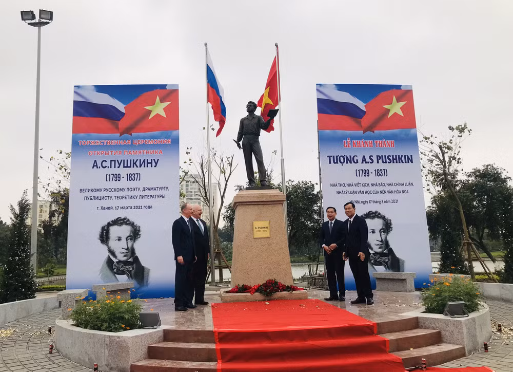 Установлен памятник А.С. Пушкину в Ханое ảnh 1