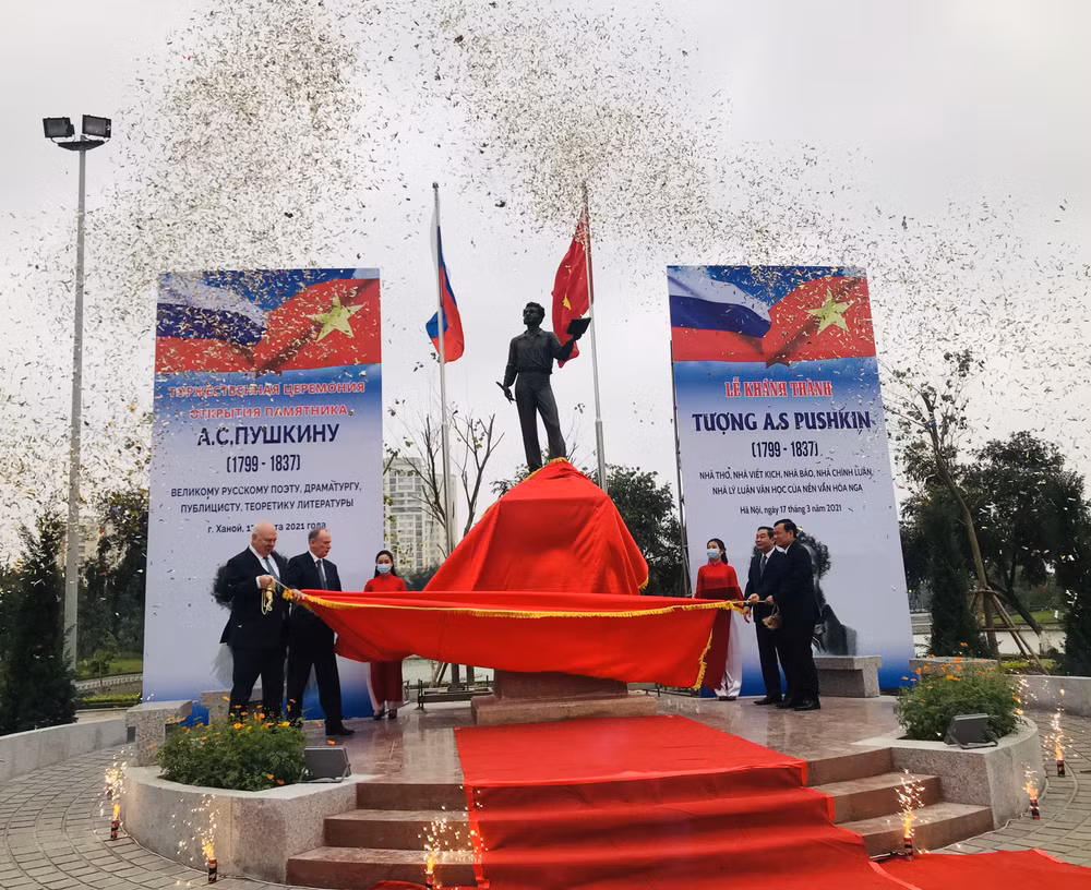 Установлен памятник А.С. Пушкину в Ханое ảnh 6