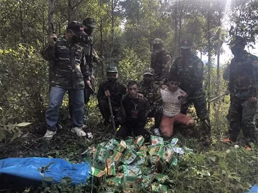 Три человека арестованы за контрабанду 46 кг кристаллического мета из Лаоса во Вьетнам ảnh 1