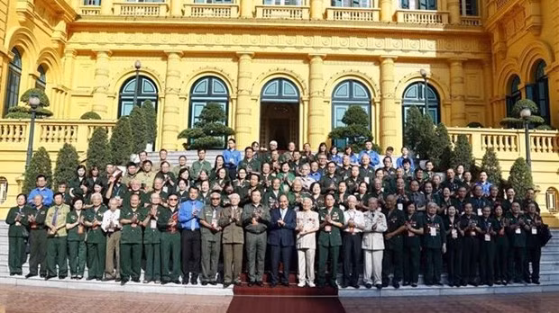 Президент государства высоко оценил самоотверженность героев революции ảnh 1