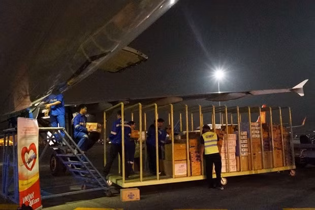 Vietjet бесплатно перевозит гуманитарные товары в центральный регион ảnh 1