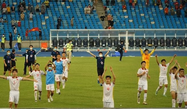 Премьер-министр Фам Минь Тьинь похвалил сборную U23 по футболу Вьетнама ảnh 1