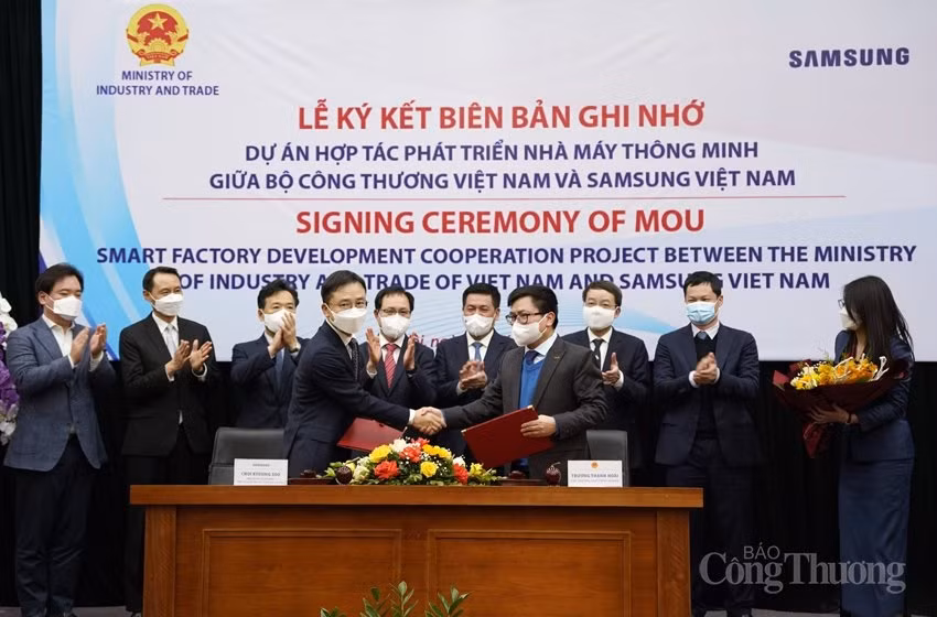 Министерство промышленности и торговли и Samsung Vietnam подписали соглашение о сотрудничестве по развитию Smart Factory ảnh 2