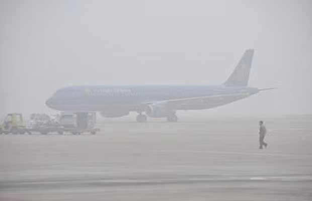 Густой туман не позволил десяткам самолетов приземлиться в северных аэропортах ảnh 1