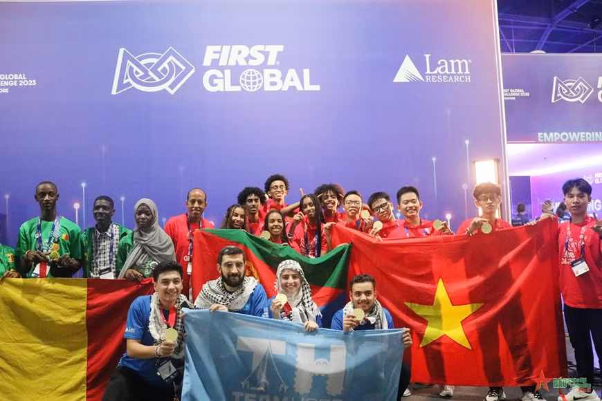 Вьетнамские школьники впервые победили на Всемирном соревновании роботов FGC 2023 ảnh 2
