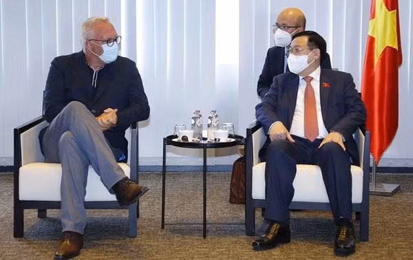 Председатель НC Выонг Динь Хюэ принял председателя партии труда Бельгии ảnh 1
