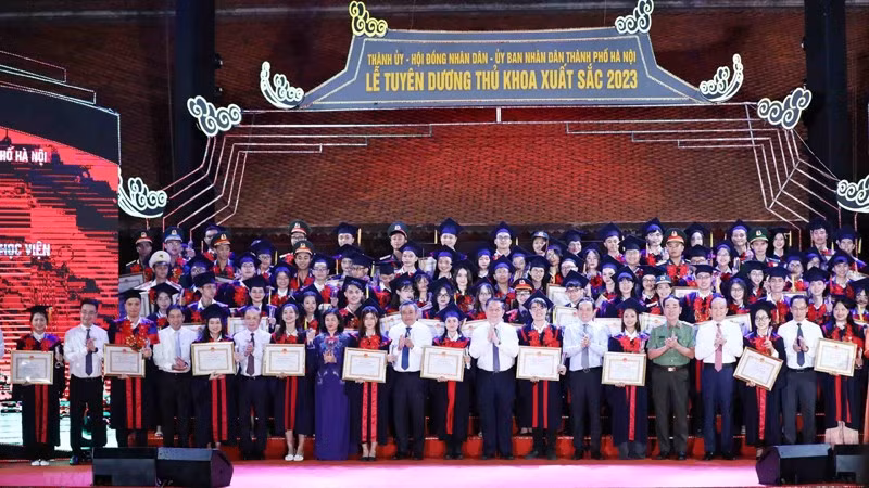 В Ханое прошла церемония чествования 96 первых лауреатов-выпускников 2023 года ảnh 1 В Ханое прошла церемония чествования 96 первых лауреатов-выпускников 2023 года ảnh 1