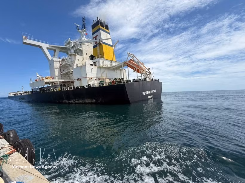 Греческое грузовое судно Merchant Mariner, перевозившее более 174 000 тонн руды и около 3 000 тонн дизельного топлива, в акватории Зунгкуата (провинция Куангнгай). Фото: ВИА