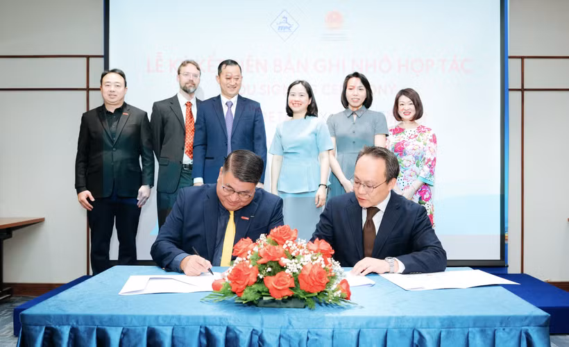 Представители Central Retail Vietnam и Lotte Plaza Market подписывают соглашение о сотрудничестве по распределению товаров в ходе мероприятия. (Фото: ВИА)