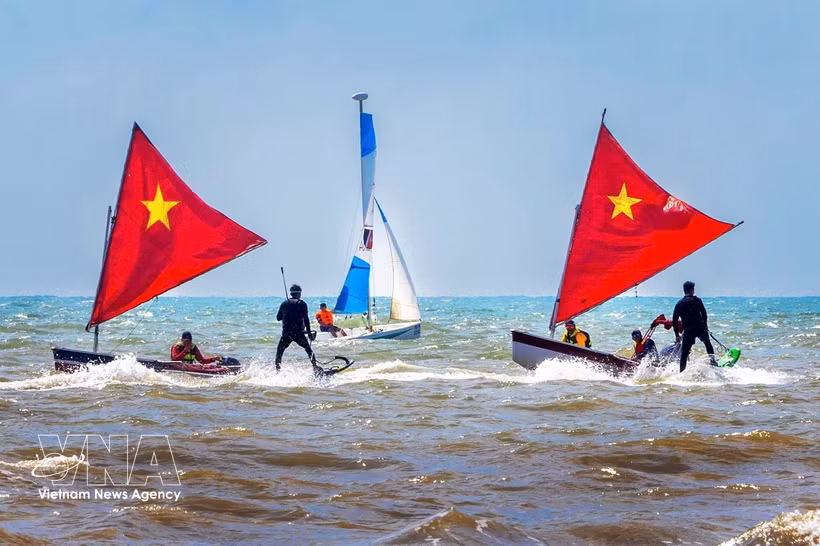 Серия морских спортивных мероприятий — парусный спорт Sailing, флайборд, гребля на SUP и водные мотоциклы вдоль пляжа парка Тхюиван — собрала около 100 профессиональных спортсменов для участия в соревнованиях и показательных выступлениях. (Фото: ВИА)