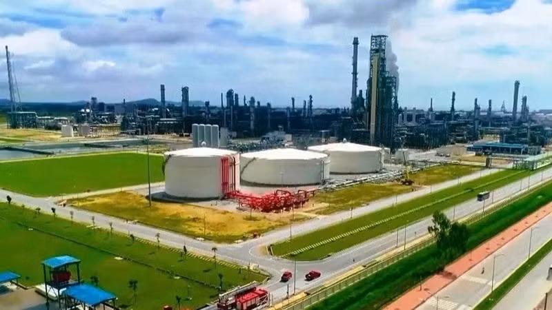 Один из видов нефтеперерабатывающего и нефтехимического завода Нгишон в провинции Тханьхоа. (Фото: nhandan.vn)