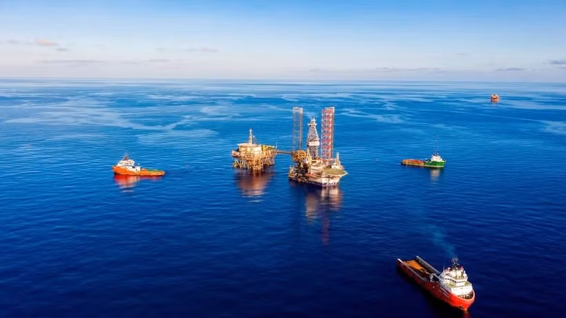 Операции по перемещению самоподъёмной буровой установки к морской нефтегазовой скважине. (Фото: PVN)