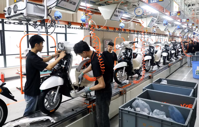 Производственная линия на предприятии умного производства Yadea Vietnam с объемом инвестиций более 100 млн долларов США в промышленной зоне Танхынг, провинция Бакнинь. Фото: ВИА