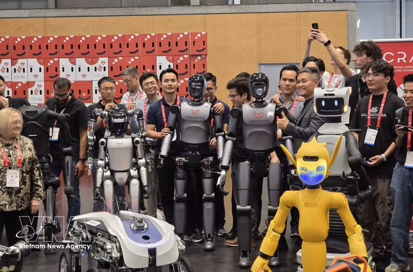 Робот VR-H3 компании VinRobotics принимает участие в параде роботов на конференции ICRA 2026. Фото: ВИА