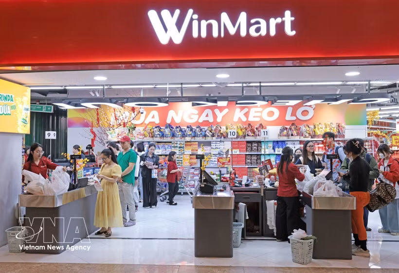 Жители совершают покупки в супермаркете WinMart. Фото: ВИА