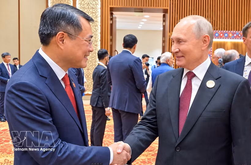 Премьер-министр Ле Минь Хынг провёл краткую встречу с Президентом Российской Федерации Владимиром Путиным. Фото: ВИА.