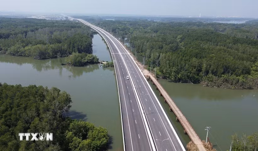 Скоростная автомагистраль Бенлык—Лонгтхань на участке, проходящем через мангровые леса уезда Ньончач (провинция Донгнай). (Фото: ВИА)