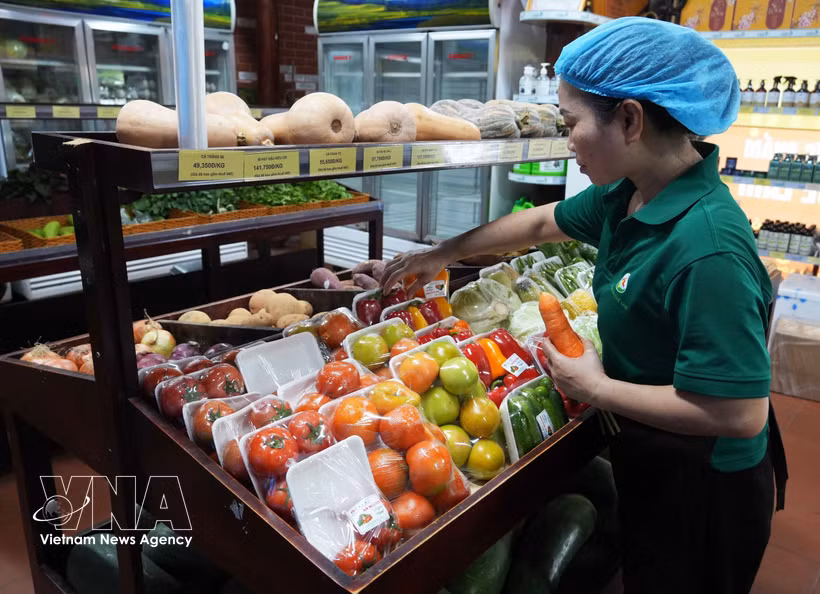 Фрукты, произведённые в рамках цепочки кооперации и органического производства, продаются в супермаркете сельскохозяйственной и органической продукции «Куэлам» в городе Хюэ. Фото: ВИА