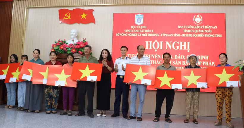 Организаторы вручают рыбакам подарки и Государственные флаги. Фото: ВИА