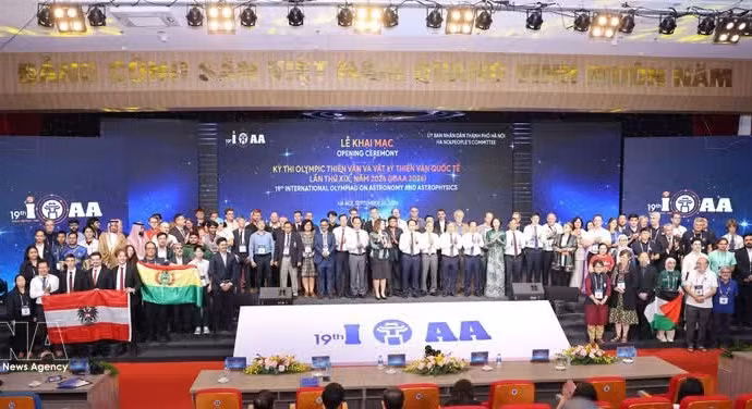 Делегаты и руководители команд фотографируются на память на IOAA 2026. Фото: ВИА