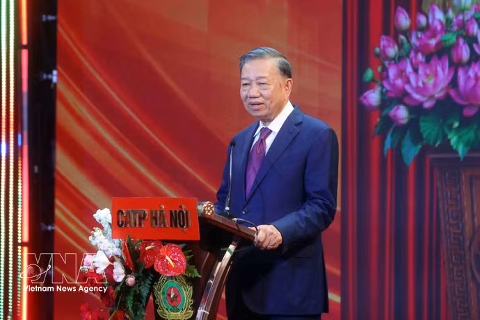 Генеральный секретарь ЦК КПВ, Президент То Лам выступает с поздравительной речью в адрес Футбольного клуба общественной безопасности Ханоя. (Фото: ВИА)