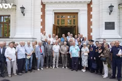 Участники встречи, посвящённой 53-й годовщине традиционной встречи бывших военных специалистов СССР и Российской Федерации, оказывавших помощь Вьетнаму. Фото: VOV.vn