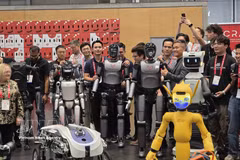 Робот VR-H3 компании VinRobotics принимает участие в параде роботов на конференции ICRA 2026. Фото: ВИА
