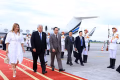 Президент Республики Панама Хосе Рауль Мулино и его супруга прибыли в международный аэропорт Нойбай, начав государственный официальный визит во Вьетнам. Фото: ВИА.