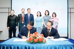 Представители Central Retail Vietnam и Lotte Plaza Market подписывают соглашение о сотрудничестве по распределению товаров в ходе мероприятия. (Фото: ВИА)