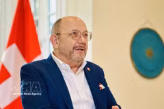 Посол Швейцарии во Вьетнаме Томас Гасс даёт интервью корреспонденту Вьетнамского информационного агентства (ВИА). Фото: ВИА