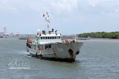 Судно № 743 доставило рыбака Чыонг Ван Чунга в порт 129-й военно-морской эскадры днем 18 августа 2026 года. Фото: ВИА