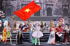 Мисс Вьетнам Ле Нгуен Бао Нгок вместе с участницами конкурса Miss World 2026 во время открытия финала с представлением «Dances of the World». Фото: ВИА