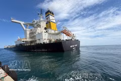 Греческое грузовое судно Merchant Mariner, перевозившее более 174 000 тонн руды и около 3 000 тонн дизельного топлива, в акватории Зунгкуата (провинция Куангнгай). Фото: ВИА