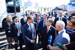 Премьер-министр Ле Минь Хынг знакомится с экспозицией выставки. Фото: ВИА