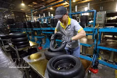 Производство мотоциклетных шин на заводе компании Camel Vietnam Rubber Co., Ltd., полностью принадлежащей таиландскому капиталу, в экономической зоне международного пограничного пункта Лаобао провинции Куангчи. Фото: ВИА