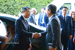 Высокопоставленные должностные лица Индии провожают Премьер-министра Ле Минь Хынга по завершении его участия в XVIII саммите БРИКС и проведения двусторонних встреч в Индии. Фото: ВИА
