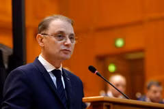 Премьер-министр Румынии Лука Никулеску выступает в парламенте в Бухаресте 20 октября 2026 года. Фото опубликовано агентством Синьхуа/ВИА