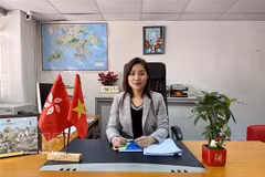 Ву Тхи Тхуи заместитель Генерального консула, руководитель Торгового представительства Вьетнама в Гонконге, даёт интервью корреспонденту ВИА. (Фото: ВИА)