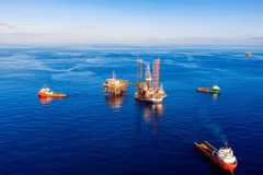 Операции по перемещению самоподъёмной буровой установки к морской нефтегазовой скважине. (Фото: PVN)
